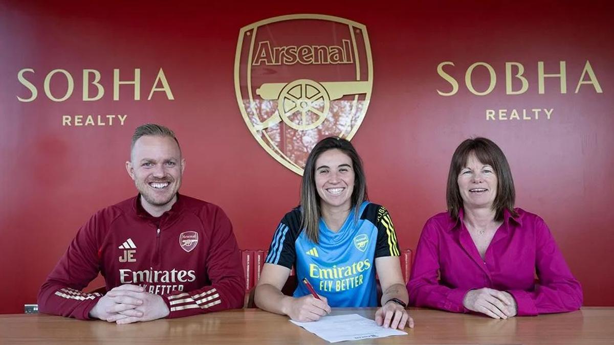 Marional Caldentey firma su contrato junto el técnico Jonas Eidevall y la directora deportiva Clare Wheatley.