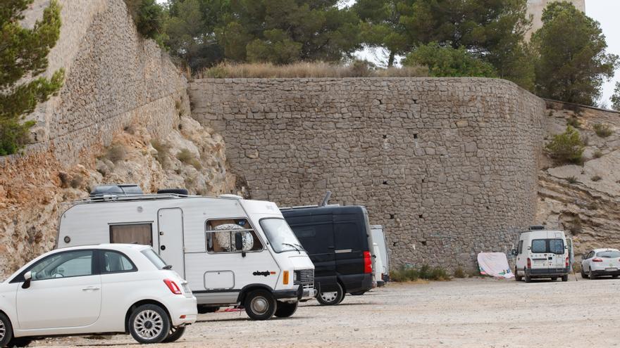Decenas de temporeros en Ibiza viven acampados en el Parque Natural de ses Salines