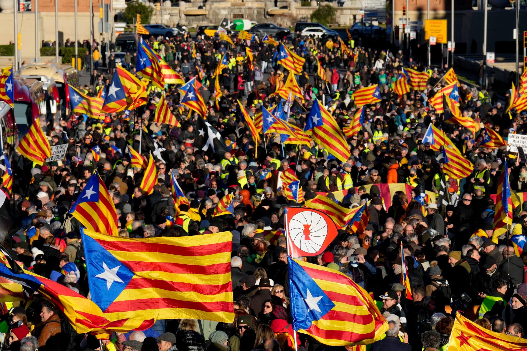 Unas 6.500 personas protestan en Barcelona contra la cumbre hispano-francesa