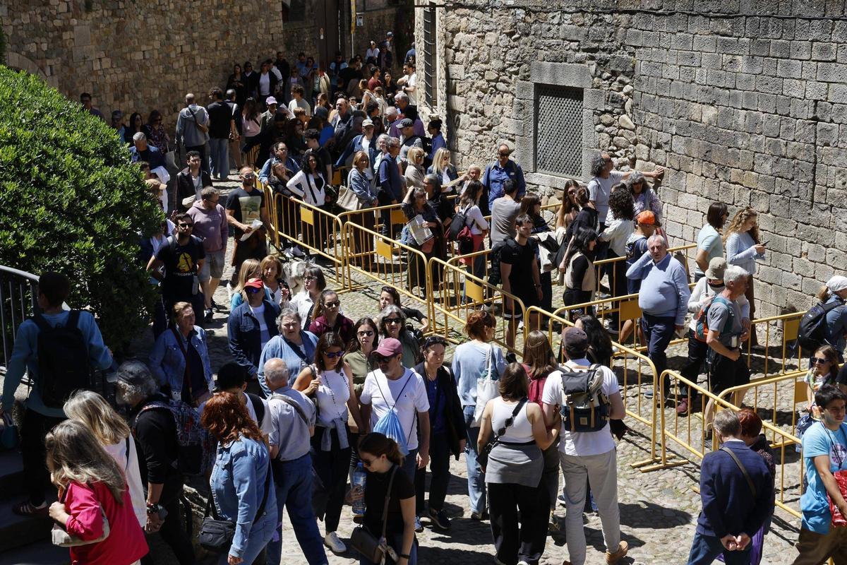 Cues de gent esperant per entrar als Banys Àrabs.