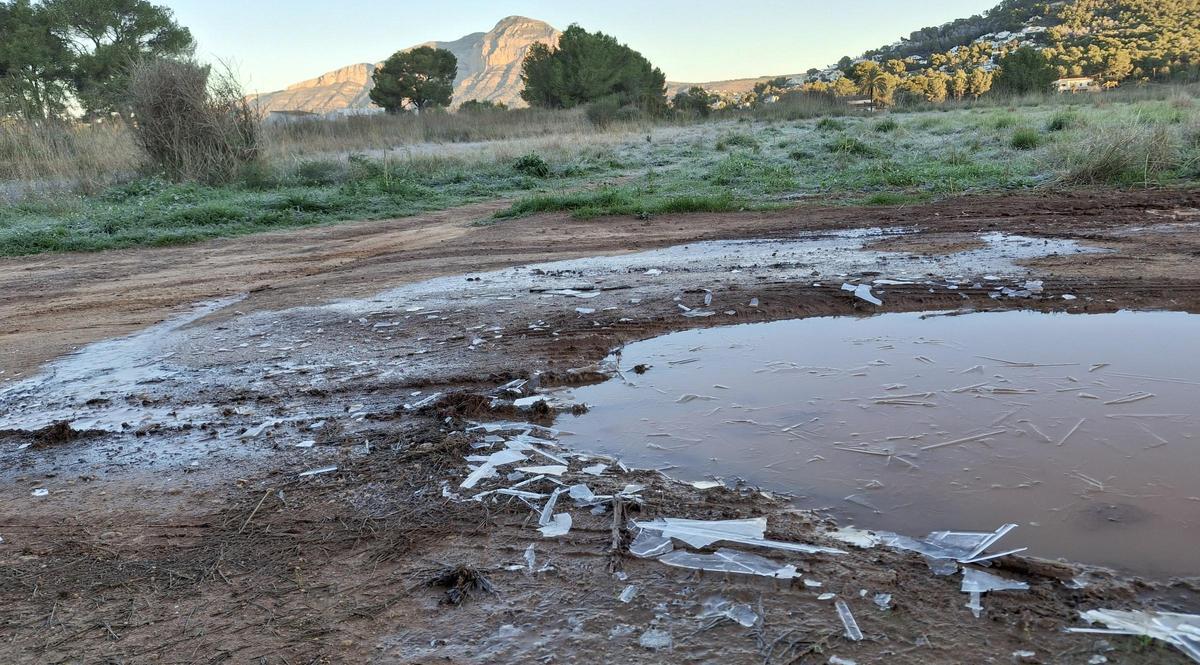 Los fragmentos de hielo de los charcos; al fondo, el Montgó, ya "encendido" por el sol
