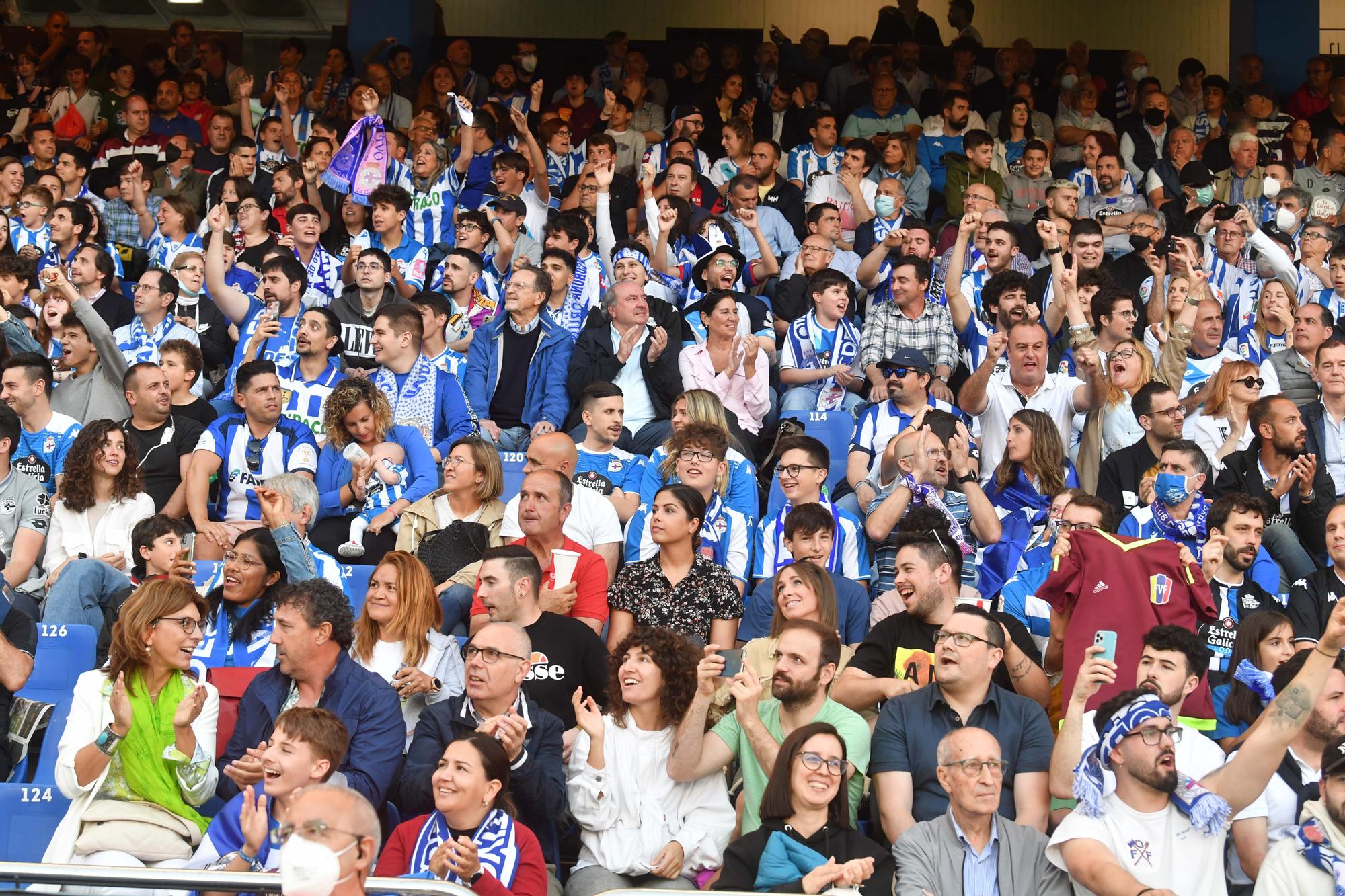 Afición del Deportivo en Riazor ante el Linares