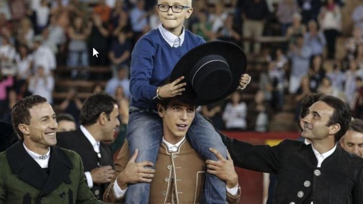 Adrián Hinojosa, a hombros al acabar la corrida benéfica.