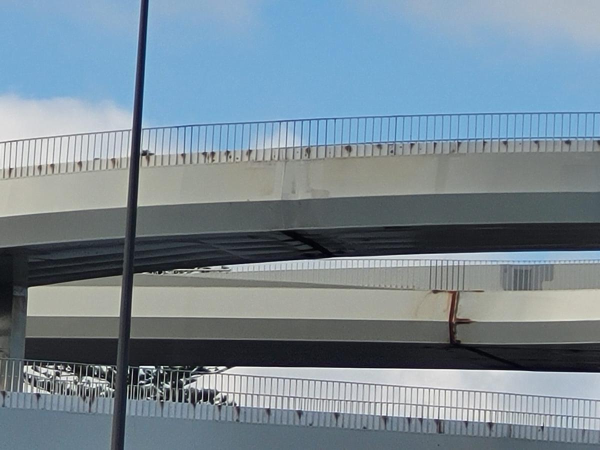 Signos de óxido en la pasarela de Anchieta.