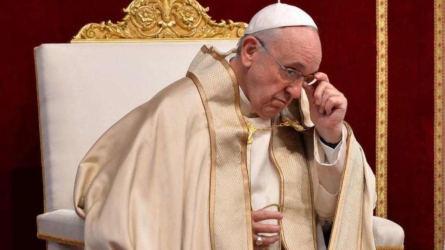 El papa Francisco durante la misa, ayer, en la basílica de San Pedro, en el Vaticano.