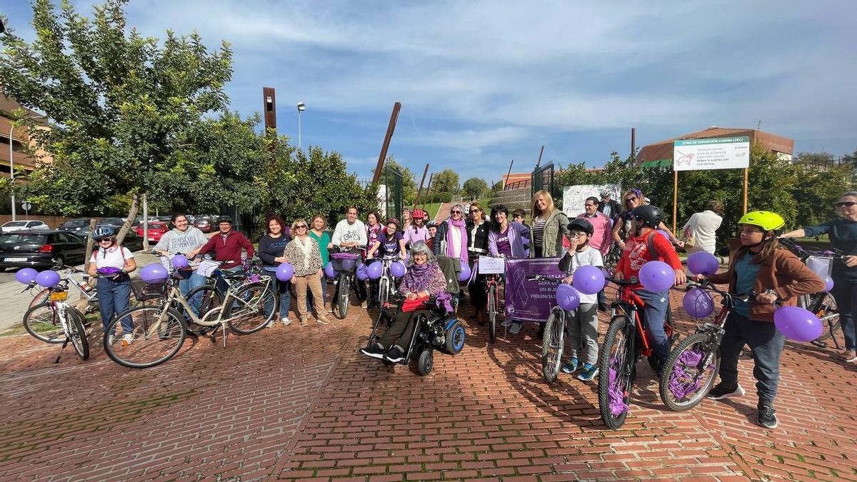 Participantes en la marcha ciclista contra la violencia machista en Córdoba.