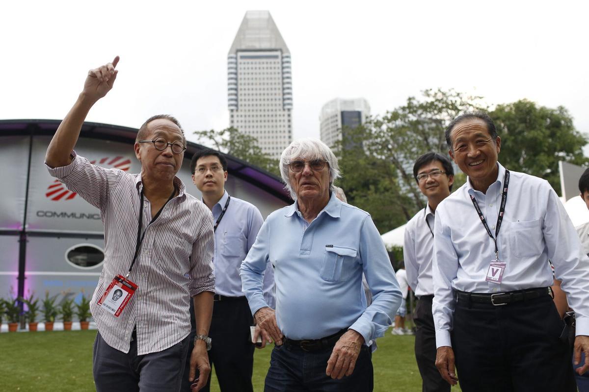 Fotografía de archivo del magnate Ong Beng Seng (primero a la izquierda), responsable de llevar el Premio de Fórmula Uno (F1) a Singapur, en 2013 junto al británico Bernie Ecclestone