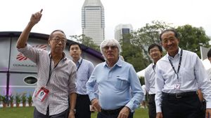 Fotografía de archivo del magnate Ong Beng Seng (primero a la izquierda), responsable de llevar el Premio de Fórmula Uno (F1) a Singapur, en 2013 junto al británico Bernie Ecclestone (c), patrón del Fórmula Uno, durante la carrera en la ciudad-Estado. EFE/John Heng