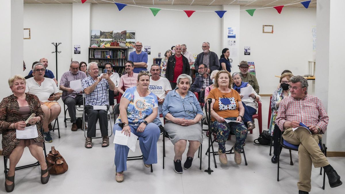 LOS PARTICIPANTES EN EL HOMENAJE, EN EL CENTRO SOCIAL LOS RÍOS, SENTADA, DE AZUL Y CON FALDA GRIS, NIEVES SALAVERRI.