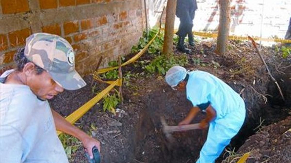 El forense Israel Ticas desentierra un cadáver en el municipio salvadoreño de San Sebastián.