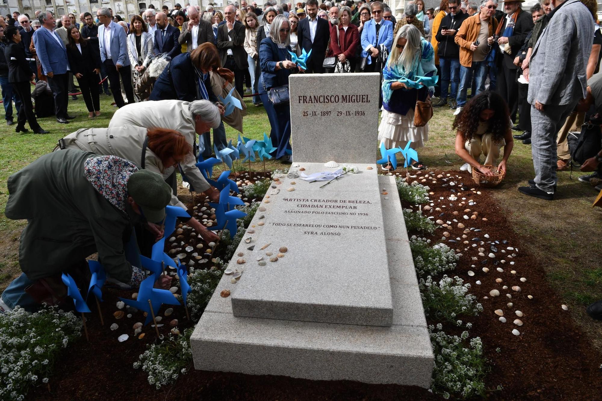 Recepción e enterro dos restos do pintor Francisco Miguel