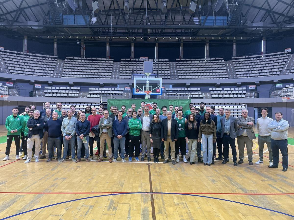 La foto grupal en el acto, con la plantilla del Amics.