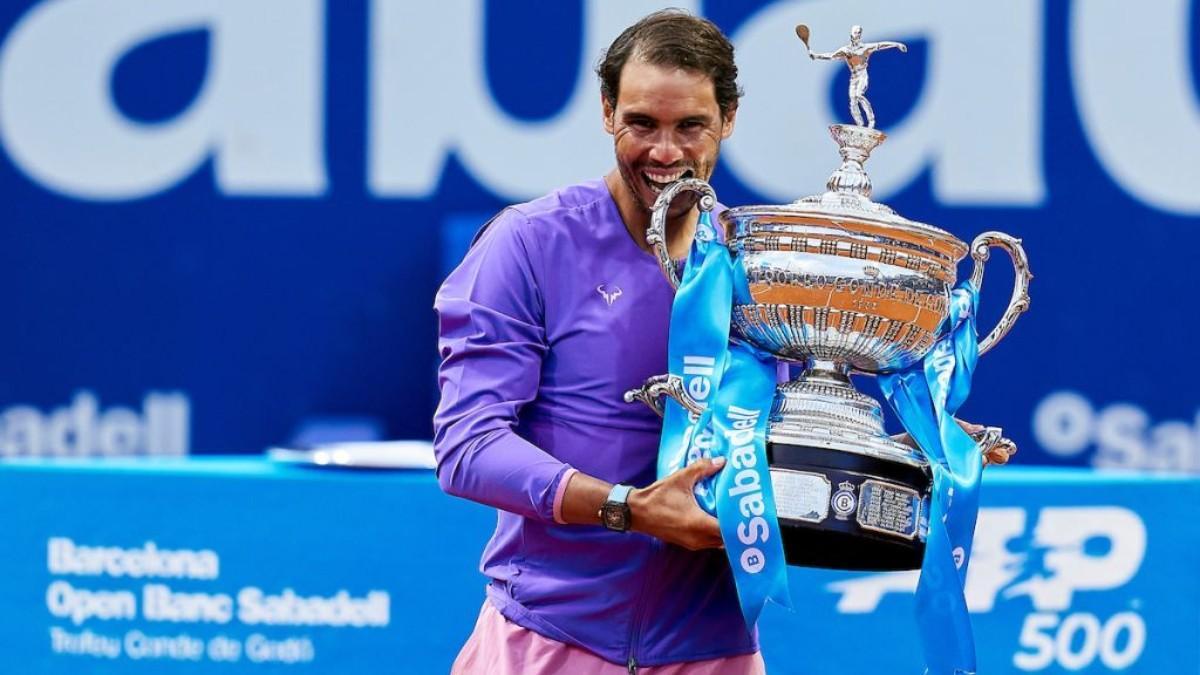 Nadal, con el trofeo del Open Banc Sabadell