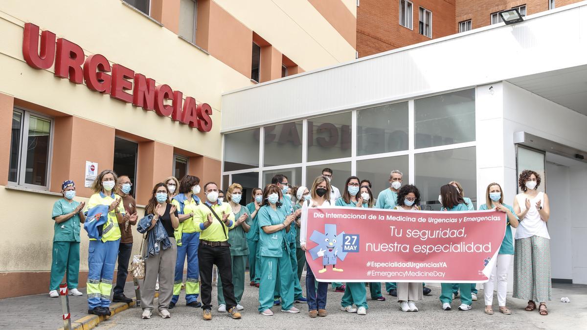 Protestas de los sanitarios a las puertas de Urgencias del San Pedro de Alcántara de Cáceres.