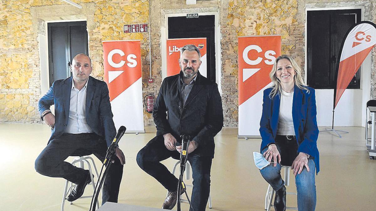 Pedro García Rex, Borja González y María José Ros, ayer, en el Cuartel de Artillería.