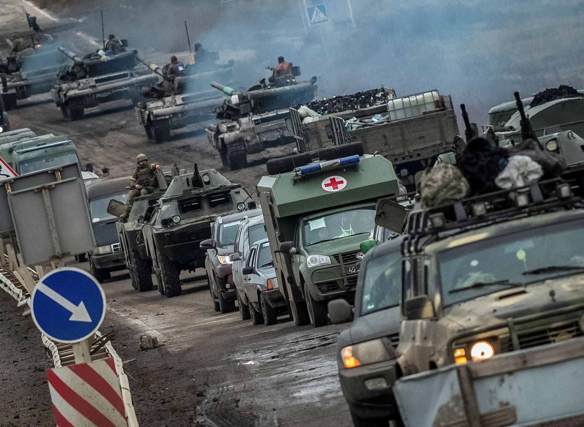 Tanques y vehículos militares ucranianos en una carretera de Jersón, este viernes.