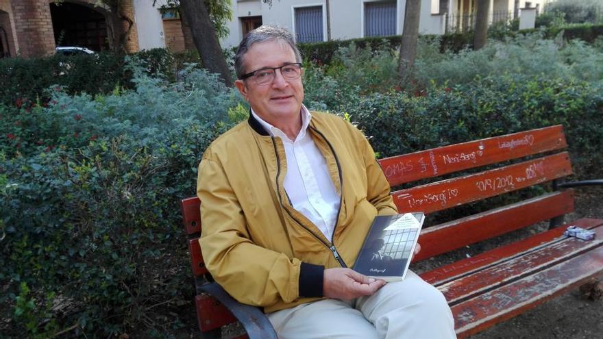 Joan Armangué, amb el llibre «Ell, a la presó»