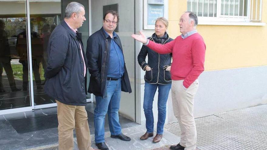 Cristina Coto y miembros de Foro Siero, ayer, en El Berrón.