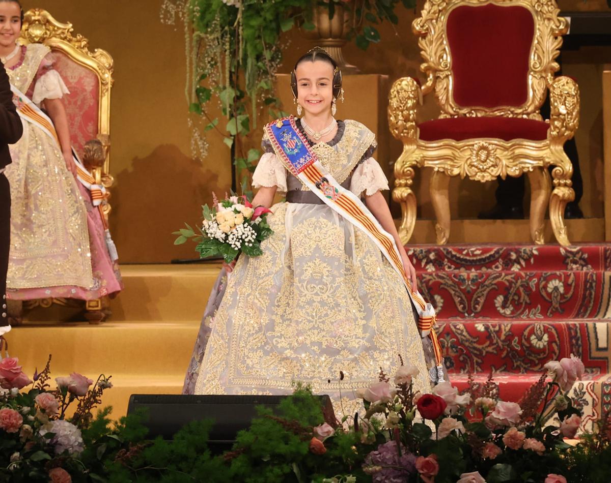 Imposición de bandas a Marta Mercader y la corte de honor infantil de las Fallas 2026