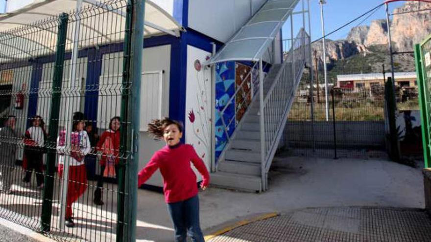 Imagen del actual colegio donde estudian los niños y que alberga 9 barracones.