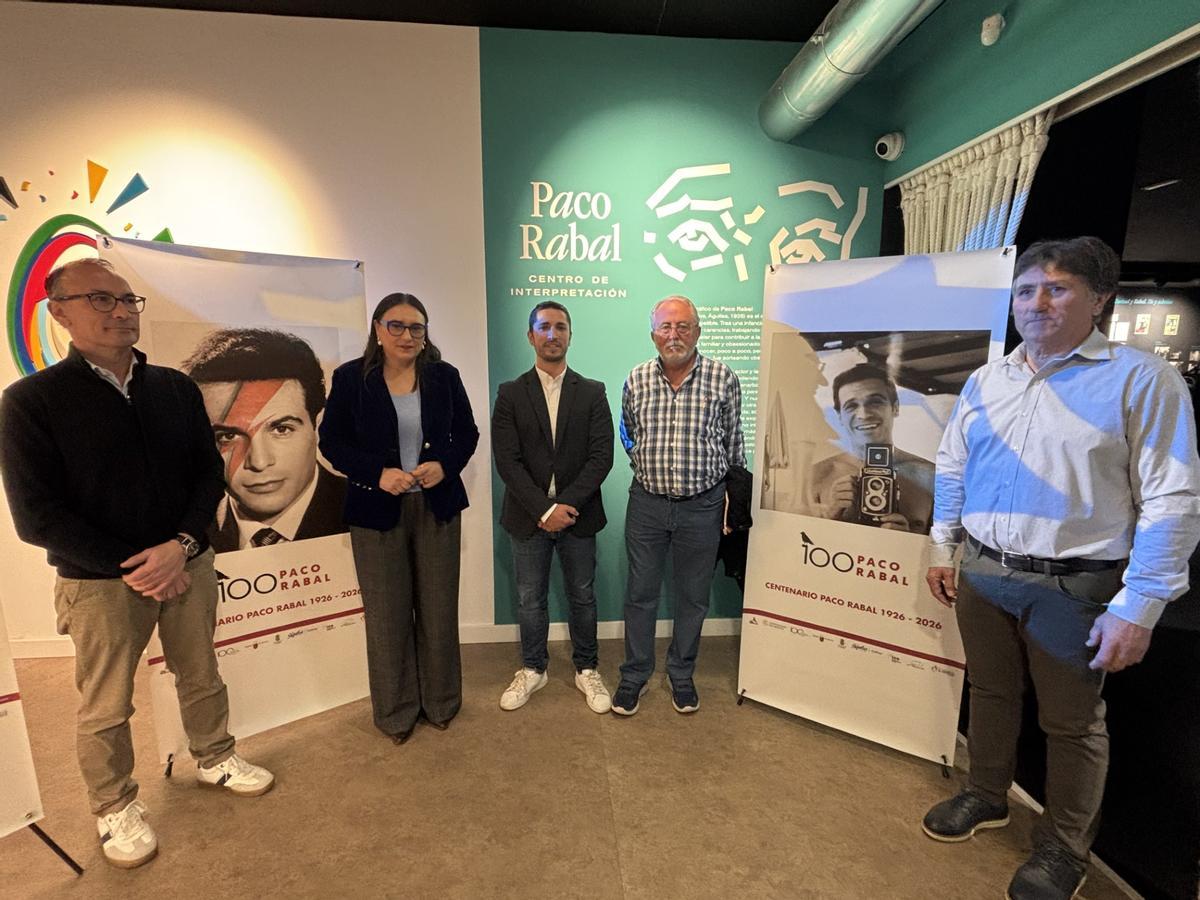 Foto de familia durante la presentación de los actos conmemorativos del centenario de Paco Rabal.