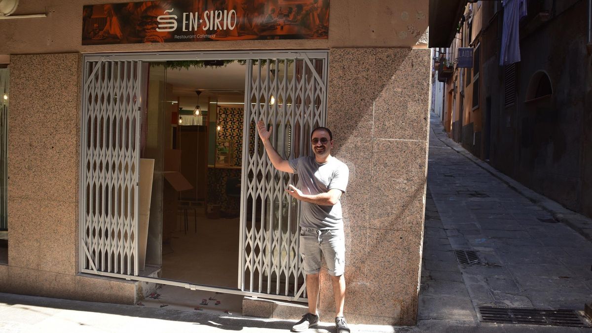Roby Asalieh, davant del seu restaurant-cafeteria, En Sirio