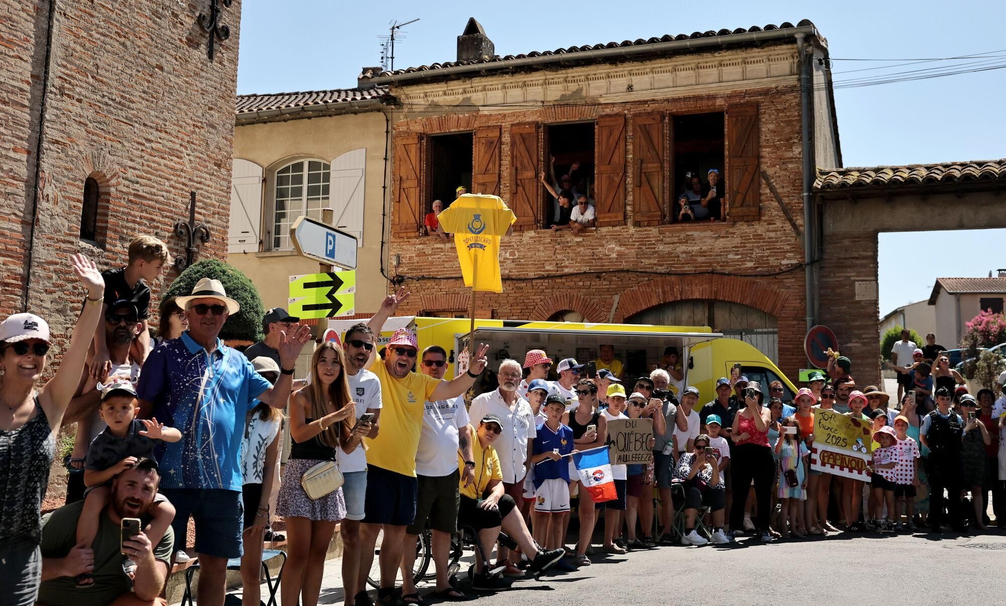 Toulouse (France), 16/07/2025.- Fans wait for the peloton passing by during the 11th stage of the Tour de France cycling race over 156.8km around Toulouse, France, 16 July 2025. (Ciclismo, Francia) EFE/EPA/CHRISTOPHE PETIT TESSON