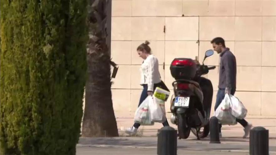 Coronavirus | Pese a la prohibición, se sigue viendo a parejas de compras en los supermercados