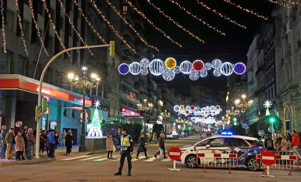 Las calles de Vigo, de nuevo atestadas de gente y de coches // Marta G. Brea