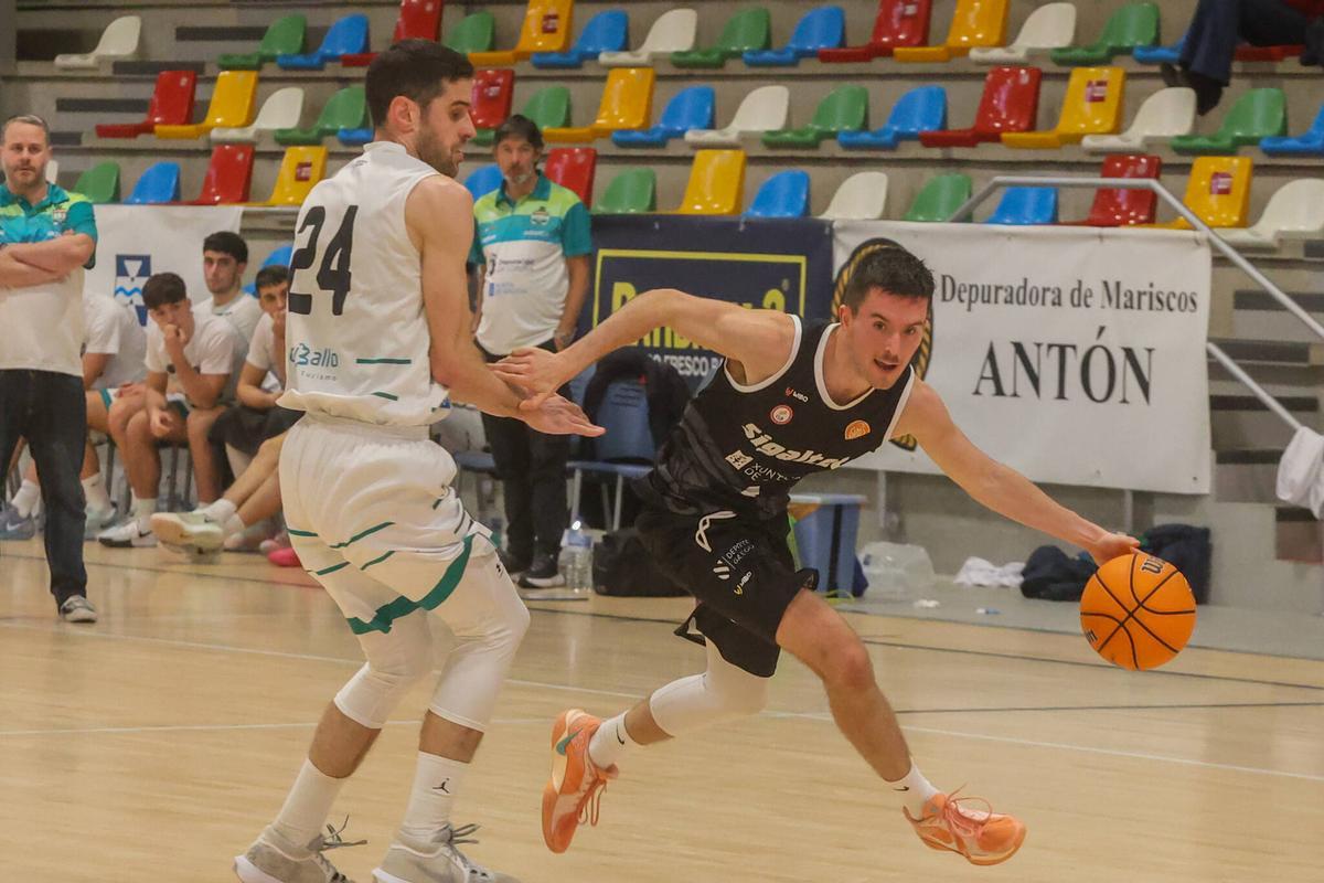 Óscar Castaño fue el mejor jugador de los vilagarcianos ante los de Carballo.