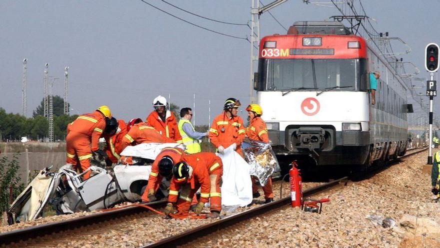 Dos primos resultaron heridos al ser arrollado su coche por un tren en Cullera.