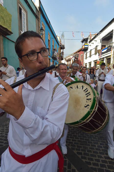 Carretas y grupos en la romería del Pino