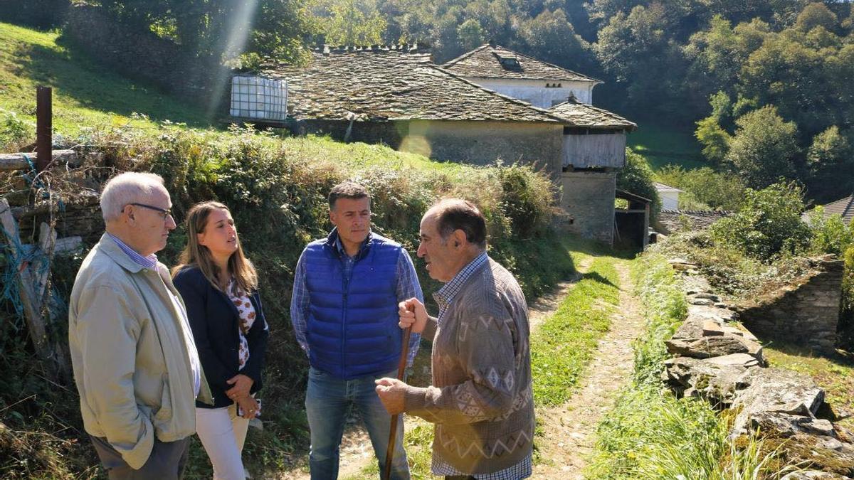 Gabino Guijarro, Cristina Vega y José Luis Fontaniella hablan con un vecino de San Romano.