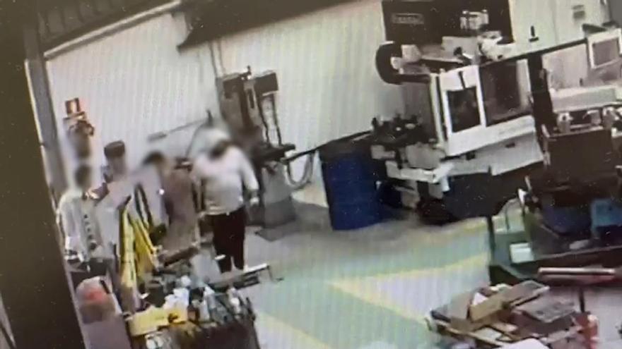 Detenidos tres sujetos a los que atribuyen diez robos de aluminio en Padrón, Pontecesures, Cangas y Bueu