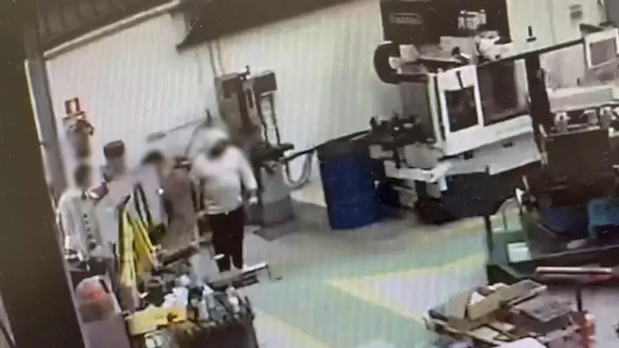 Detenidos tres sujetos a los que atribuyen diez robos de aluminio en Padrón, Pontecesures, Cangas y Bueu