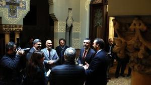 El conseller de Cultura, Santi Vila, acompañado por las autoridades de Mataró, visitando la Casa Coll i Regàs. FOTO: ACN.