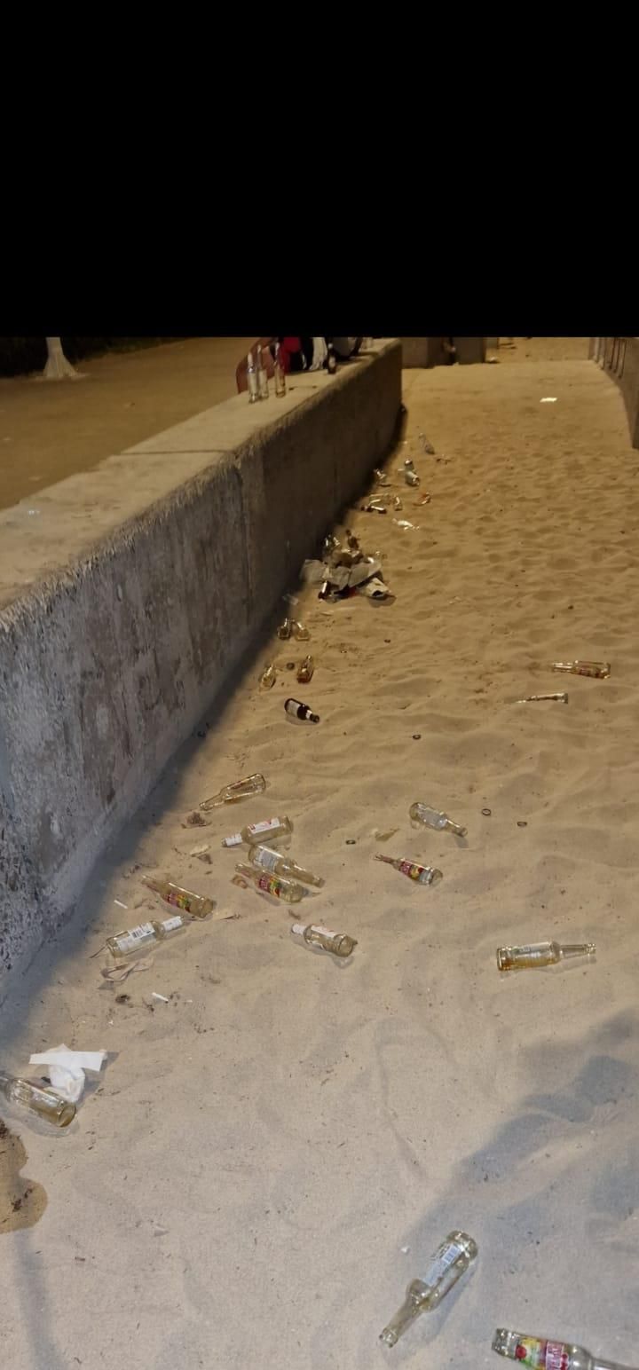 FOTOS | Otro fin de semana de suciedad y botellones en Playa de Palma