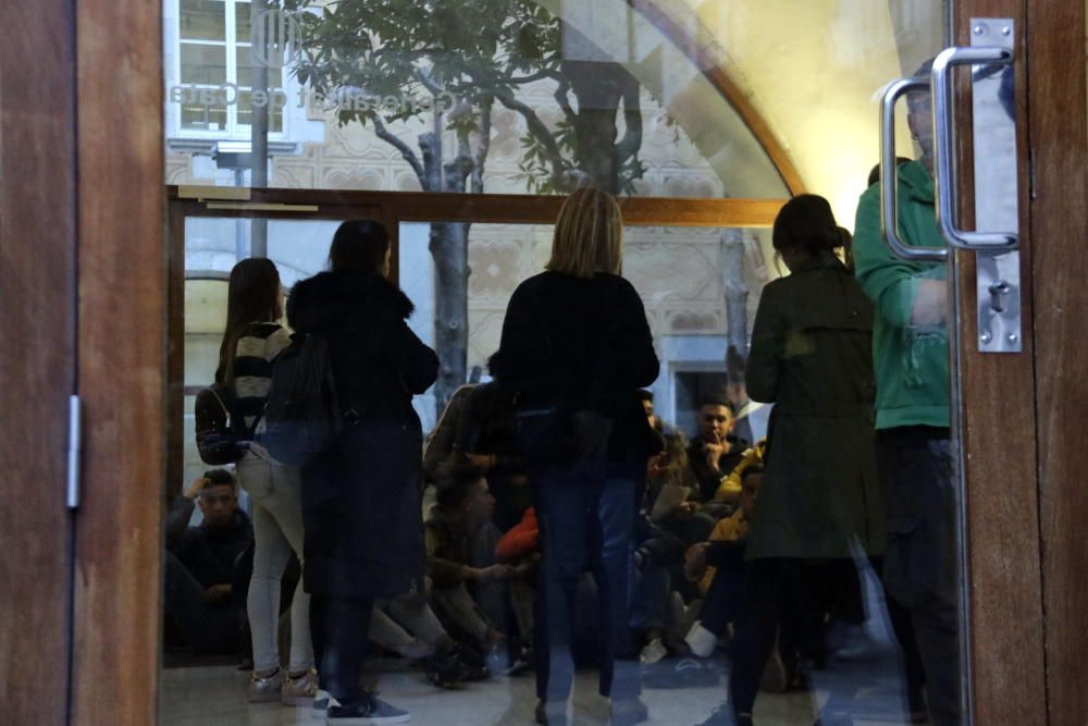 Joves d'un centre de primera acollida de Sant Gregori protesten arran d'una expulsió