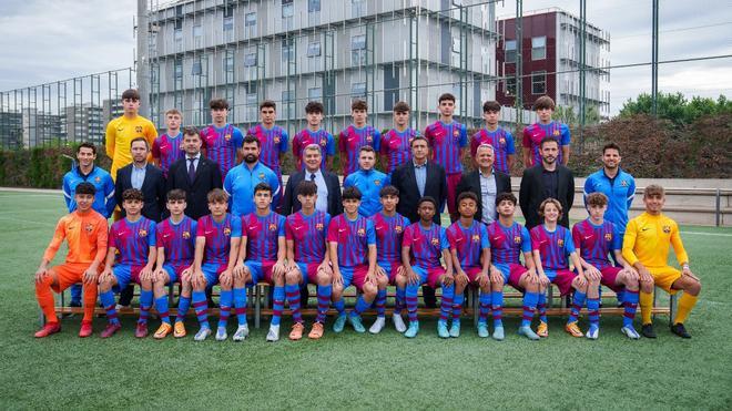 Fotografia oficial del Cadete B del Barça 2021/2022 junto con el presidente Joan Laporta