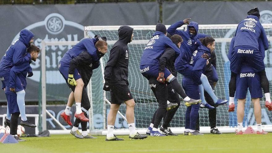 Los jugadores del Celta se divierten durante uno de los ejercicios de ayer en A Madroa. // Ricardo Grobas