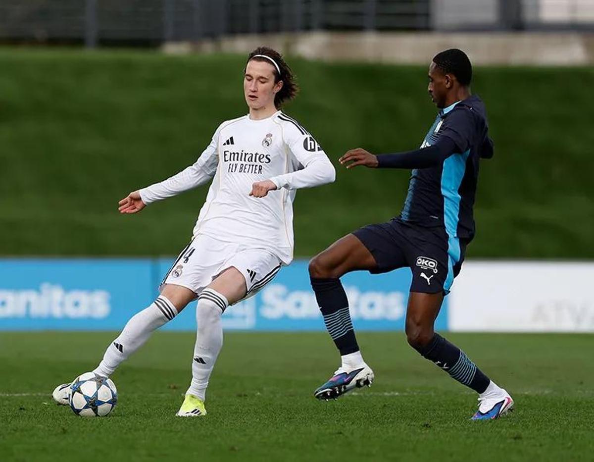 Joan Martínez disputa un balón ante el O.Marsella