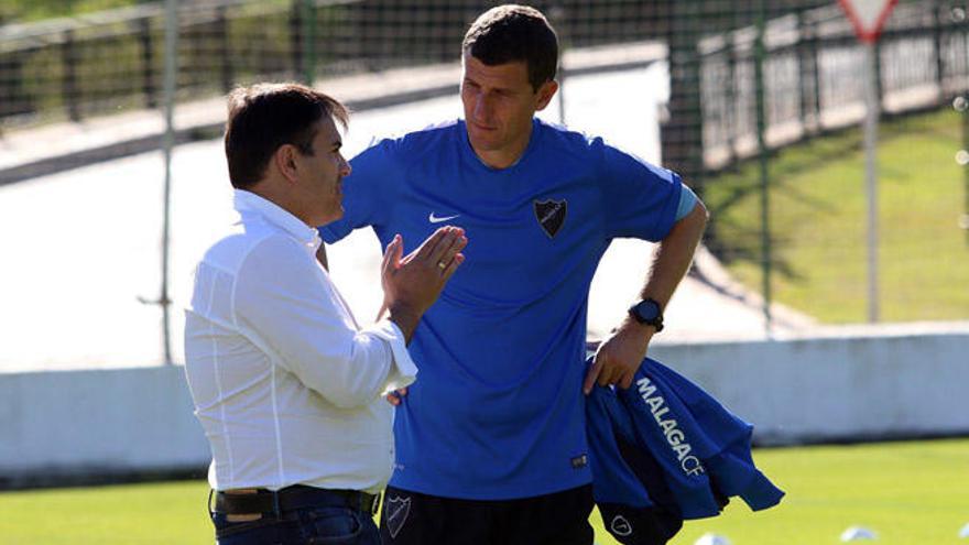 Vicente Casado, director general del club, dialoga con Javi Gracia durante el entrenamiento en Benahavís.