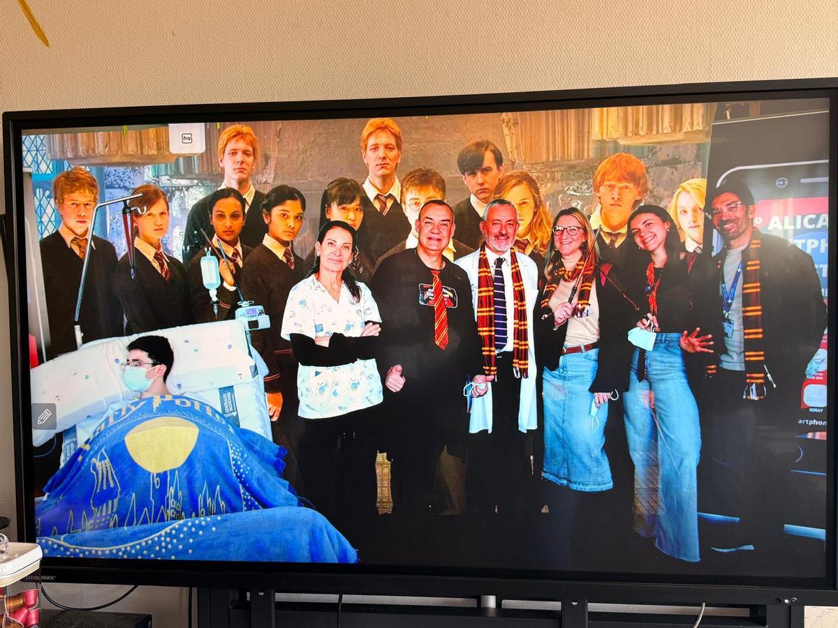 Responsables de la iniciativa Hospital de Cine, con un fondo de la saga de Harry Potter