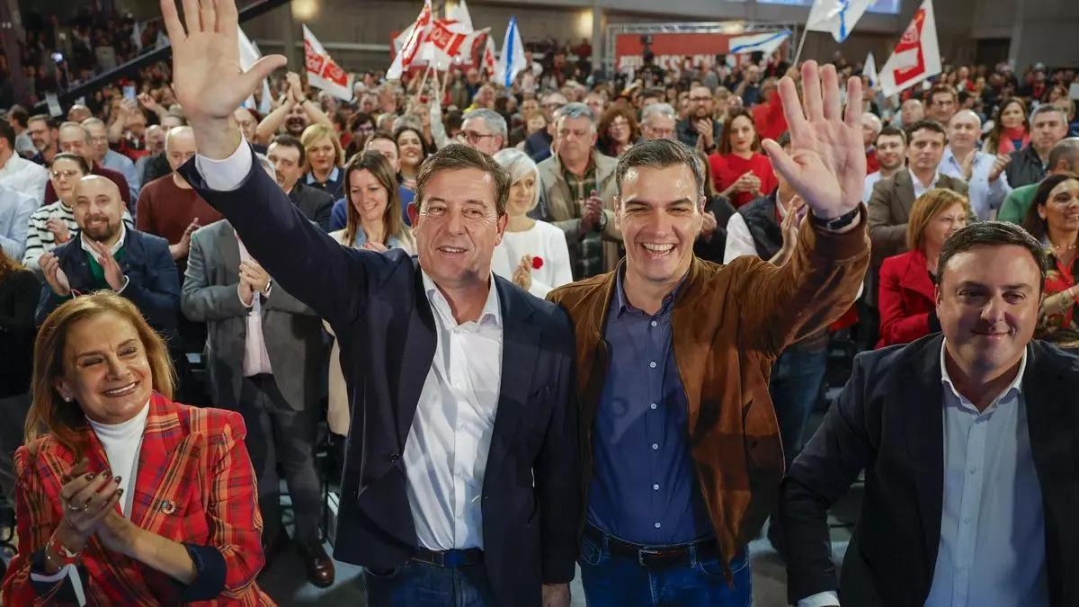 Sánchez arropa a Besteiro en el cierre de campaña en Santiago: “La caída del PP es como el cambio en Galicia, imparable”