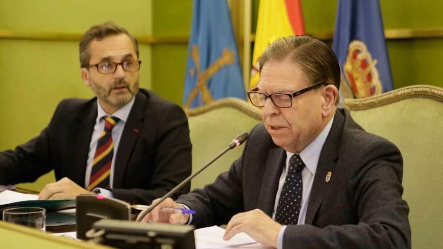 A la derecha, Alfredo Canteli, ayer, durante una de sus intervenciones en el Pleno municipal, junto al secretario del Ayuntamiento.