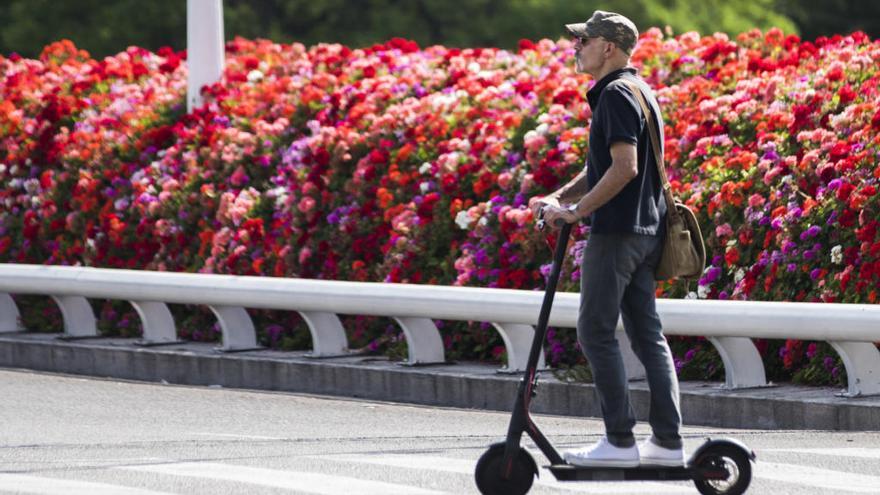 Un usuario de patinete en el puente de las Flores en València.