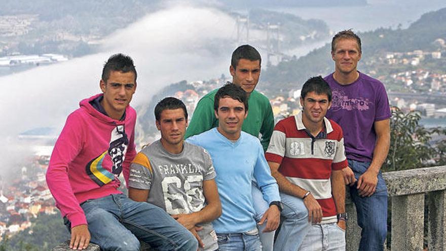 Joselu, Dani Abalo, Iago Aspas, Hugo Mallo, Toni y Yoel posan en el mirador de A Madroa, con el Puente de Rande al fondo.