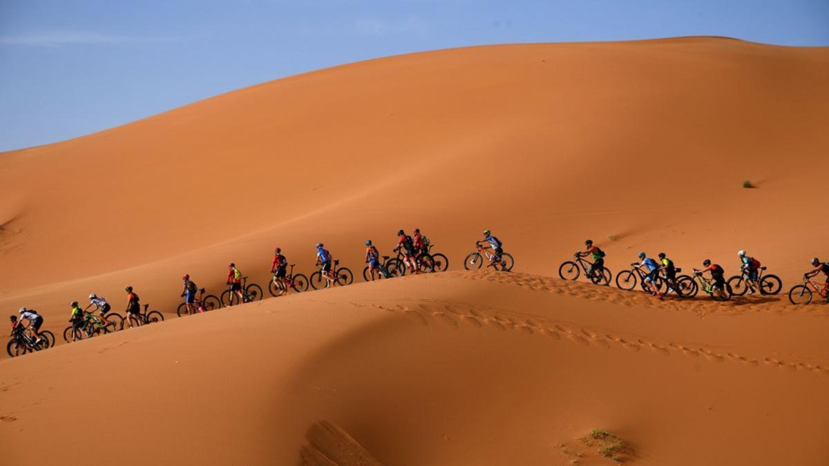 Competidores de la Titan Desert 2019 durante la Etapa 1 alrededor de Merzouga en Marruecos.