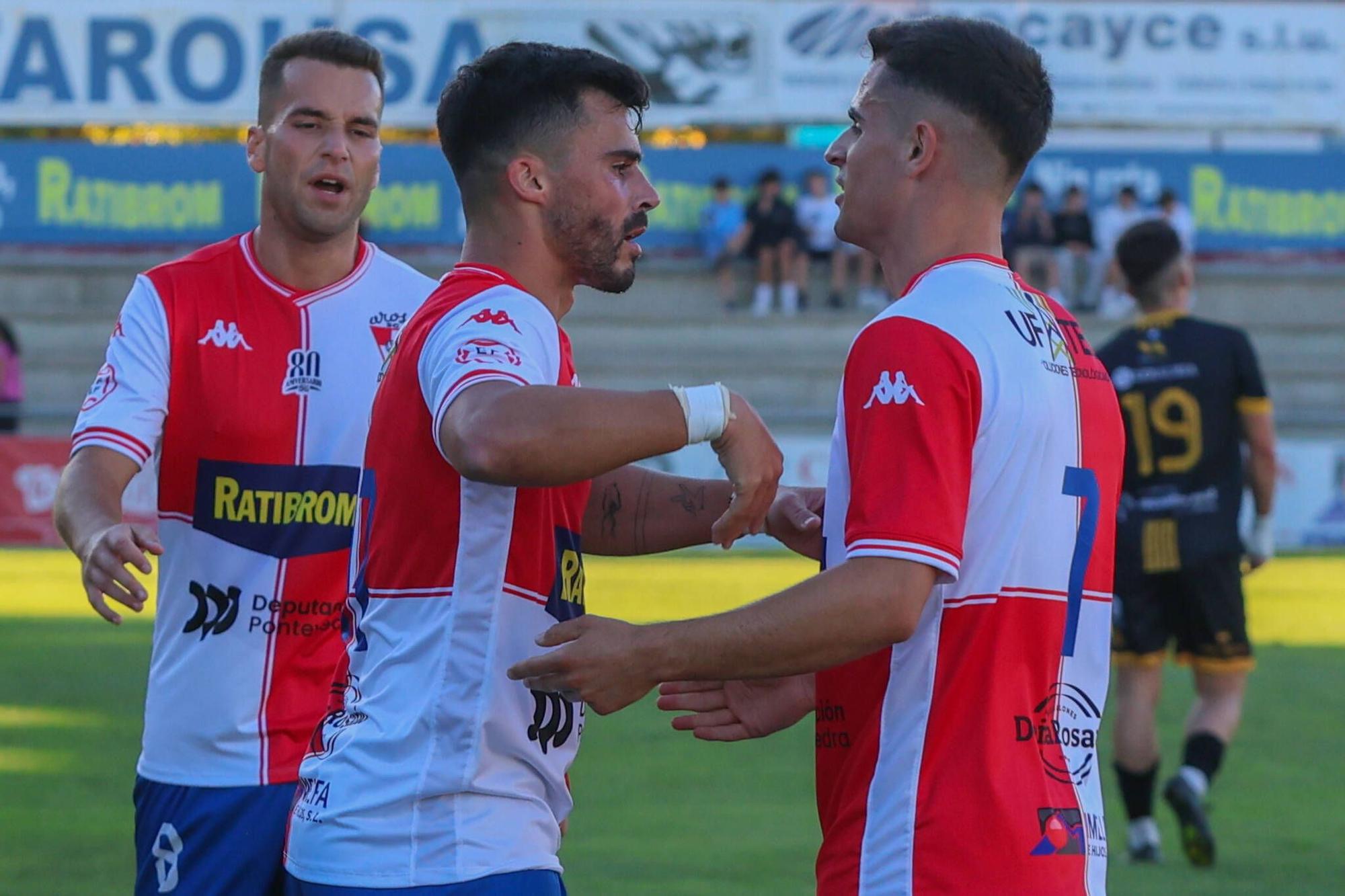 Las imágenes de la contundente victoria del Arosa al Barbadás (3-0)