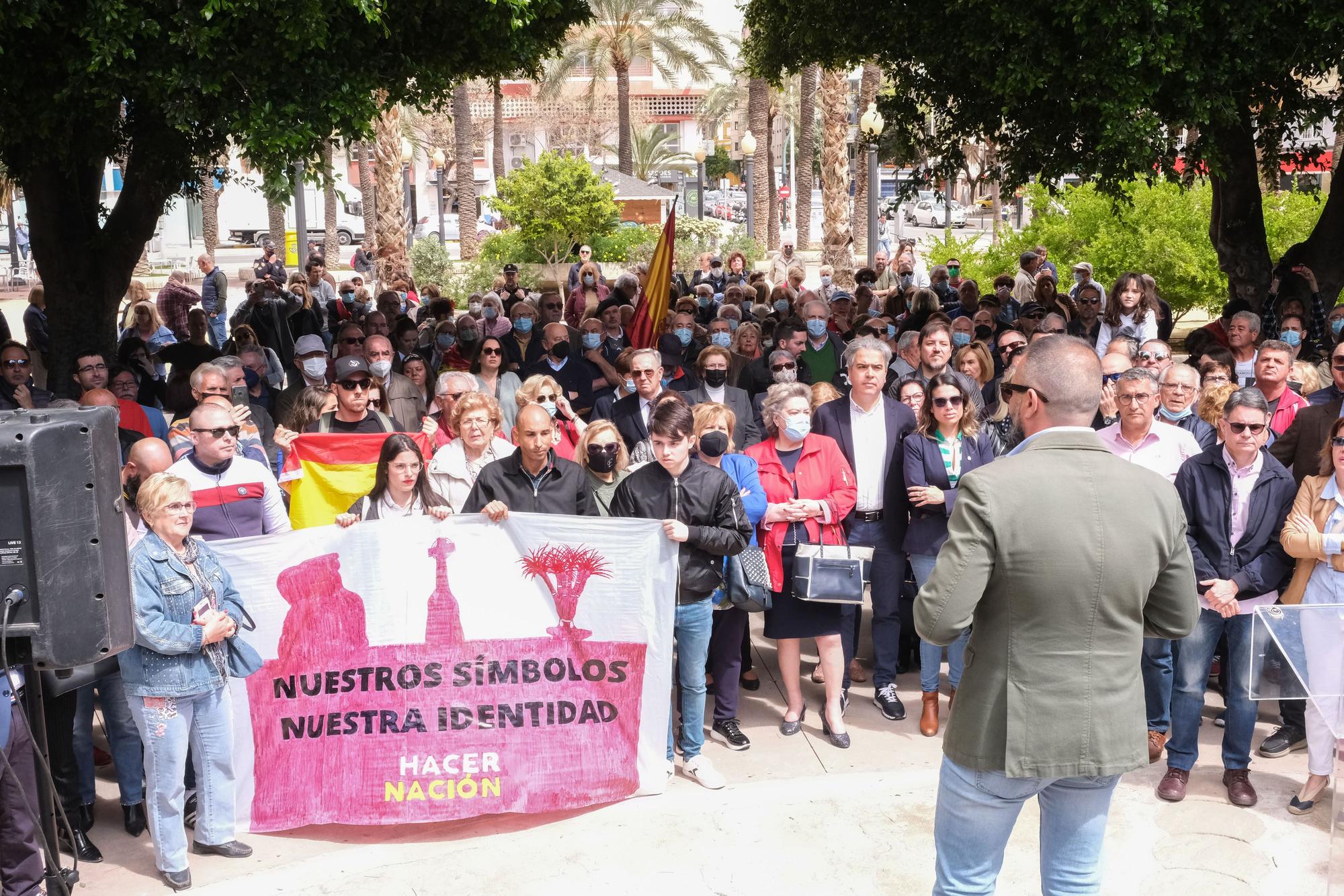 Manifestación en defensa de la cruz de Germanías en Elche